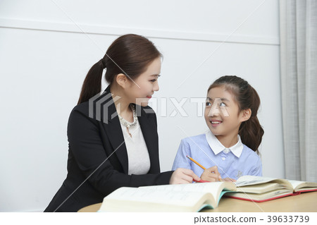 Children Cheerful Studying Education knowledge Concept. Children are learning a group study, VR, Science, practical education and schooling. 177 39633739