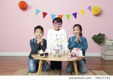 Children Cheerful Studying Education knowledge Concept. Children are learning a group study, VR, Science, practical education and schooling. 171 39633742