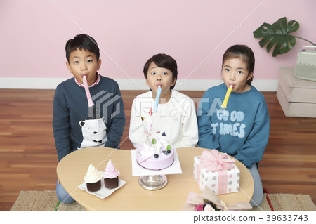 Children Cheerful Studying Education knowledge Concept. Children are learning a group study, VR, Science, practical education and schooling. 168 39633743