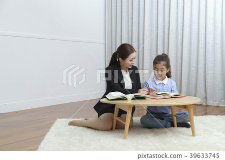 Children Cheerful Studying Education knowledge Concept. Children are learning a group study, VR, Science, practical education and schooling. 173 39633745