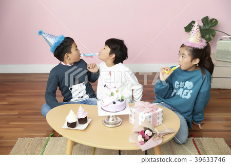 Children Cheerful Studying Education knowledge Concept. Children are learning a group study, VR, Science, practical education and schooling. 166 39633746