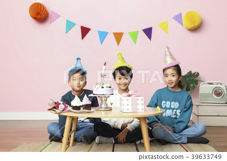 Children Cheerful Studying Education knowledge Concept. Children are learning a group study, VR, Science, practical education and schooling. 162 39633749