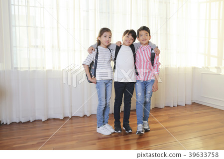 Children Cheerful Studying Education knowledge Concept. Children are learning a group study, VR, Science, practical education and schooling. 156 39633758