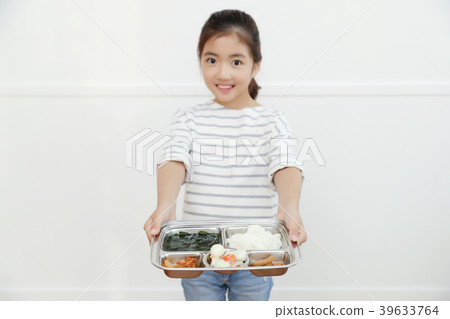 Children Cheerful Studying Education knowledge Concept. Children are learning a group study, VR, Science, practical education and schooling. 154 39633764