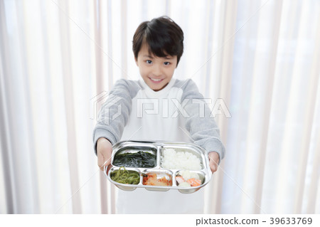 Children Cheerful Studying Education knowledge Concept. Children are learning a group study, VR, Science, practical education and schooling. 150 39633769