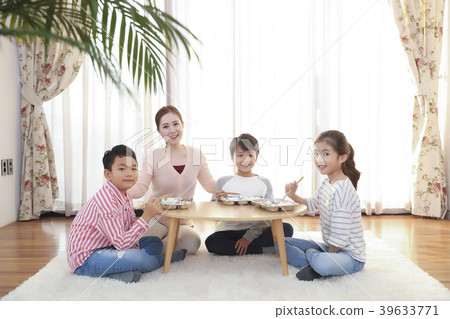 Children Cheerful Studying Education knowledge Concept. Children are learning a group study, VR, Science, practical education and schooling. 145 39633771