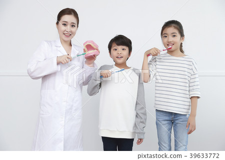 Children Cheerful Studying Education knowledge Concept. Children are learning a group study, VR, Science, practical education and schooling. 143 39633772