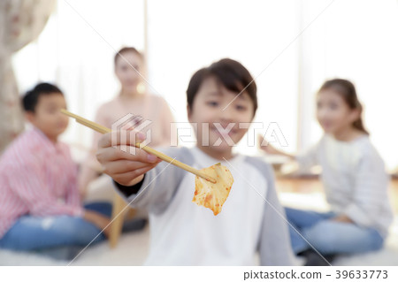 Children Cheerful Studying Education knowledge Concept. Children are learning a group study, VR, Science, practical education and schooling. 148 39633773