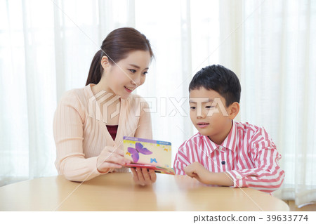 Children Cheerful Studying Education knowledge Concept. Children are learning a group study, VR, Science, practical education and schooling. 132 39633774