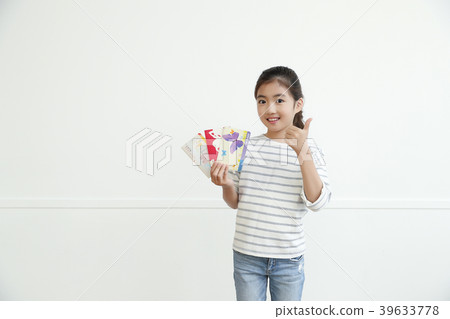 Children Cheerful Studying Education knowledge Concept. Children are learning a group study, VR, Science, practical education and schooling. 136 39633778