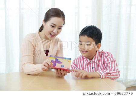 Children Cheerful Studying Education knowledge Concept. Children are learning a group study, VR, Science, practical education and schooling. 133 39633779