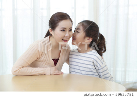 Children Cheerful Studying Education knowledge Concept. Children are learning a group study, VR, Science, practical education and schooling. 124 39633781