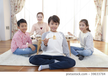 Children Cheerful Studying Education knowledge Concept. Children are learning a group study, VR, Science, practical education and schooling. 149 Children Cheerful Studying Education knowledge Concept. Children are learning a group study, VR, Science, practical education and schooling. 149 39633784