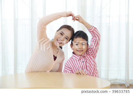 Children Cheerful Studying Education knowledge Concept. Children are learning a group study, VR, Science, practical education and schooling. 129 39633785