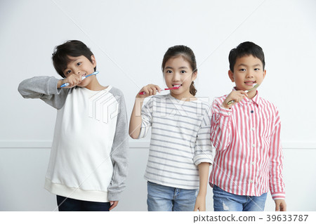 Children Cheerful Studying Education knowledge Concept. Children are learning a group study, VR, Science, practical education and schooling. 140 39633787