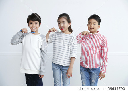 Children Cheerful Studying Education knowledge Concept. Children are learning a group study, VR, Science, practical education and schooling. 139 39633790