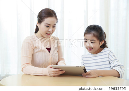 Children Cheerful Studying Education knowledge Concept. Children are learning a group study, VR, Science, practical education and schooling. 123 39633795