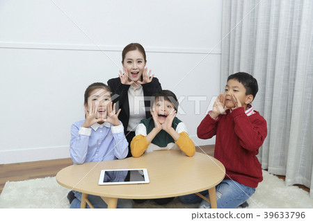 Children Cheerful Studying Education knowledge Concept. Children are learning a group study, VR, Science, practical education and schooling. 195 39633796