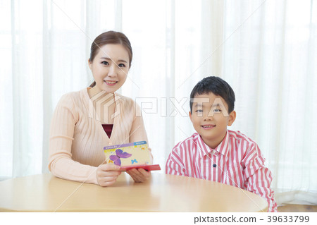 Children Cheerful Studying Education knowledge Concept. Children are learning a group study, VR, Science, practical education and schooling. 131 39633799