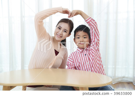 Children Cheerful Studying Education knowledge Concept. Children are learning a group study, VR, Science, practical education and schooling. 134 39633800