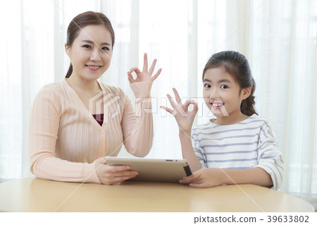 Children Cheerful Studying Education knowledge Concept. Children are learning a group study, VR, Science, practical education and schooling. 121 Children Cheerful Studying Education knowledge Concept. Children are learning a group study, VR, Science, practical education and schooling. 121 39633802