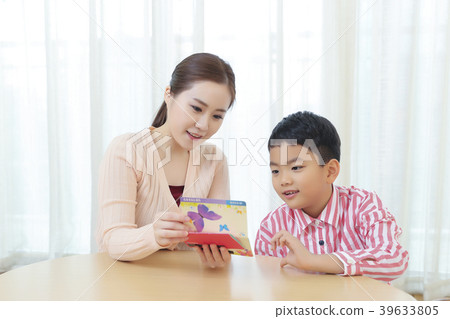 Children Cheerful Studying Education knowledge Concept. Children are learning a group study, VR, Science, practical education and schooling. 130 39633805