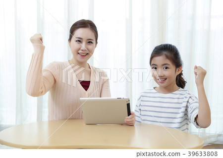 Children Cheerful Studying Education knowledge Concept. Children are learning a group study, VR, Science, practical education and schooling. 119 39633808