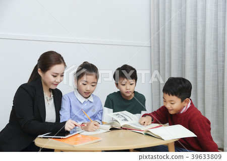 Children Cheerful Studying Education knowledge Concept. Children are learning a group study, VR, Science, practical education and schooling. 178 Children Cheerful Studying Education knowledge Concept. Children are learning a group study, VR, Science, practical education and schooling. 178 39633809