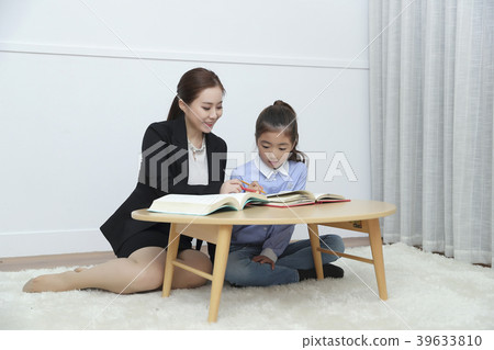 Children Cheerful Studying Education knowledge Concept. Children are learning a group study, VR, Science, practical education and schooling. 175 39633810