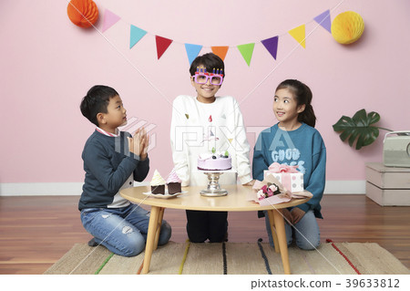 Children Cheerful Studying Education knowledge Concept. Children are learning a group study, VR, Science, practical education and schooling. 169 39633812