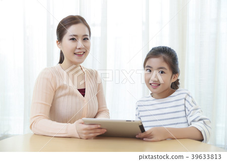 Children Cheerful Studying Education knowledge Concept. Children are learning a group study, VR, Science, practical education and schooling. 117 39633813