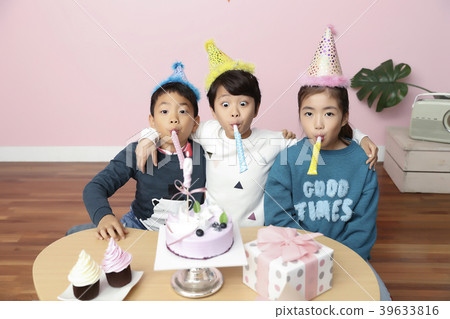 Children Cheerful Studying Education knowledge Concept. Children are learning a group study, VR, Science, practical education and schooling. 165 39633816