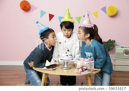 Children Cheerful Studying Education knowledge Concept. Children are learning a group study, VR, Science, practical education and schooling. 164 39633817