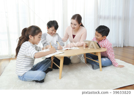 Children Cheerful Studying Education knowledge Concept. Children are learning a group study, VR, Science, practical education and schooling. 111 39633820