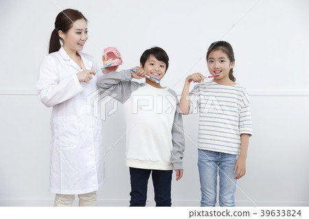 Children Cheerful Studying Education knowledge Concept. Children are learning a group study, VR, Science, practical education and schooling. 142 39633824