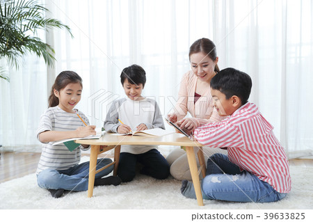 Children Cheerful Studying Education knowledge Concept. Children are learning a group study, VR, Science, practical education and schooling. 106 39633825