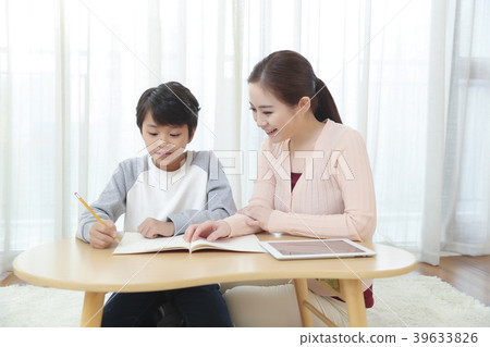 Children Cheerful Studying Education knowledge Concept. Children are learning a group study, VR, Science, practical education and schooling. 114 39633826