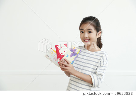 Children Cheerful Studying Education knowledge Concept. Children are learning a group study, VR, Science, practical education and schooling. 135 39633828