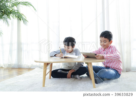 Children Cheerful Studying Education knowledge Concept. Children are learning a group study, VR, Science, practical education and schooling. 100 39633829