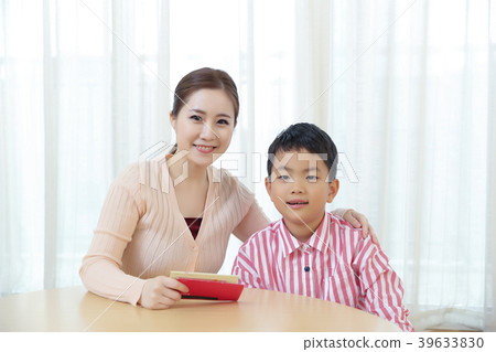 Children Cheerful Studying Education knowledge Concept. Children are learning a group study, VR, Science, practical education and schooling. 128 39633830