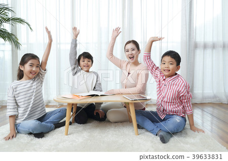 Children Cheerful Studying Education knowledge Concept. Children are learning a group study, VR, Science, practical education and schooling. 107 39633831