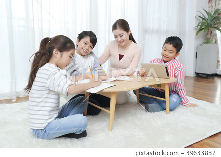 Children Cheerful Studying Education knowledge Concept. Children are learning a group study, VR, Science, practical education and schooling. 108 39633832