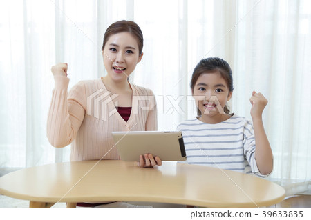 Children Cheerful Studying Education knowledge Concept. Children are learning a group study, VR, Science, practical education and schooling. 122 39633835