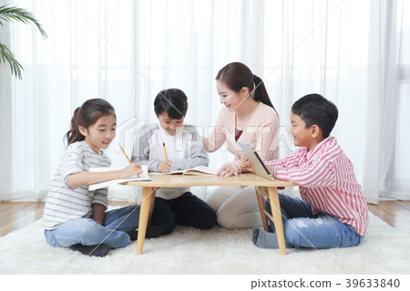 Children Cheerful Studying Education knowledge Concept. Children are learning a group study, VR, Science, practical education and schooling. 105 39633840