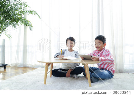 Children Cheerful Studying Education knowledge Concept. Children are learning a group study, VR, Science, practical education and schooling. 101 39633844