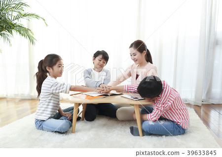 Children Cheerful Studying Education knowledge Concept. Children are learning a group study, VR, Science, practical education and schooling. 112 39633845