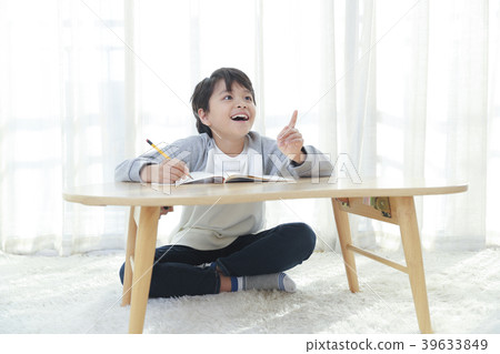 Children Cheerful Studying Education knowledge Concept. Children are learning a group study, VR, Science, practical education and schooling. 096 39633849