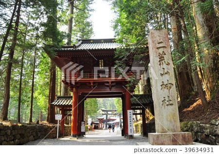 日光富山神社的塔門和石柱 照片素材 圖片 圖庫