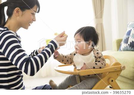 嬰兒和媽媽,嬰兒食品 嬰兒和媽媽,嬰兒食品 39635270