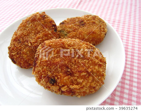手工製作的美味土豆炸丸子 39635274
